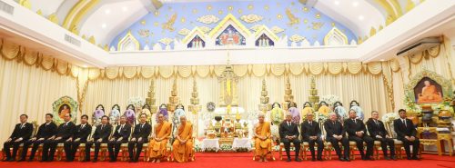 นายกสภามหาวิทยาลัย พร้อมด้วย อธิการบดี ม.ขอนแก่น นำทีมคณะกรรมการสภาฯ-คณะผู้บริหาร ร่วมเป็นเจ้าภาพสวดพระอภิธรรมศพหลวงพ่อวิริยังค์ เจ้าอาวาสวัดธรรมมงคล พร้อมถวายรางวัลพระธาตุพนมทองคำ