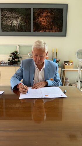 ศาสตราจารย์กิตติคุณ ดร.บวรศักดิ์ อุวรรณโณ) กรรมการและเลขาธิการ มูลนิธิสถาบันพลังจิตตานุภาพ หลวงพ่อวิริยังค์ สิรินฺธโร
