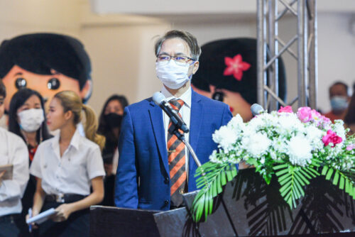 รองศาสตราจารย์ไมตรี อินทร์ประสิทธิ์ รองอธิการบดีฝ่ายการศึกษาและบริการวิชาการ กล่าวรายงาน