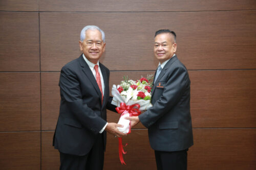 ดร.ณรงค์ชัย อัครเศรณี นายกสภาฯ มอบช่อดอกไม้ศาสตราจารย์พิเศษ อรรถพล ใหญ่สว่าง กรรมการสภามหาวิทยาลัยผู้ทรงคุณวุฒิ