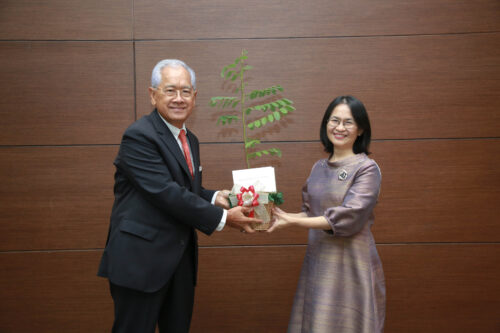 ดร.ณรงค์ชัย อัครเศรณี นายกสภาฯ มอบต้นกาลพฤกษ์ รองศาสตราจารย์วรานุช ปิติพัฒน์ กรรมการสภามหาวิทยาลัยประเภทผู้แทนผู้บริหาร