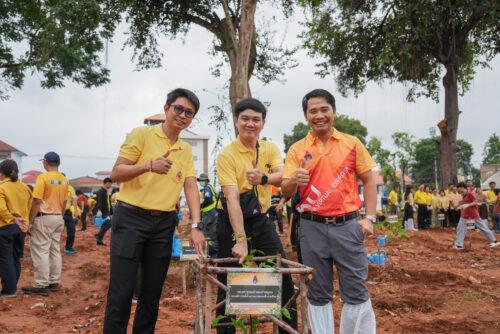 รศ.ดร.ชูพงษ์ ทองคำสมุทร รองอธิการบดีฝ่ายกายภาพและสิ่งแวดล้อม (ยืนกลาง)