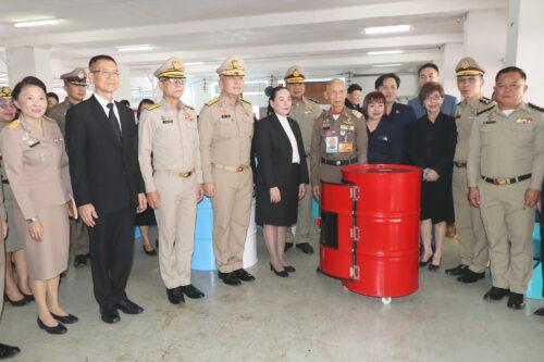 อาจารย์ณัฐสมล ธนกุลรังสฤษดิ์ รองอธิการบดีฝ่ายกฎหมายและสื่อสารองค์กร (ยืนกลาง)