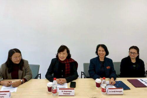 รศ.ดร.อัมพรพรรณ ธีรานุตร คณบดีคณะพยาบาลศาสตร์ (ที่สองจากซ้าย)