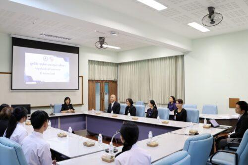 รองศาสตราจารย์ ดร.อัมพรพรรณ ธีรานุตร คณบดีคณะพยาบาลศาสตร์ มหาวิทยาลัยขอนแก่น (นั่งหัวโต๊ะ)