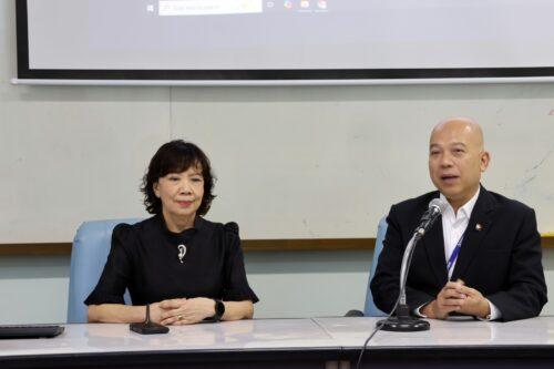 นายแพทย์นิวัติ อินทรวิเชียร ผู้อำนวยการโรงพยาบาลกรุงเทพขอนแก่น (กำลังพูด)