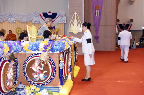 นางเบญจมาศ จันทร์นวล รับพระราชทานรางวัลศรีมอดินแดง ประเภทบุคลากรสนับสนุน