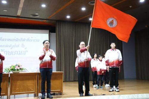 รองศาสตราจารย์ นพ.ชาญชัย พานทองวิริยะกุล อธิการบดีมหาวิทยาลัยขอนแก่น (โบกธง) ประธานในพิธีและกล่าวให้โอวาท