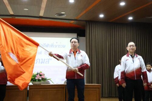 รองศาสตราจารย์ ดร.อิศรา ก้านจักร คณบดีคณะศึกษาศาสตร์ (โบกธง)