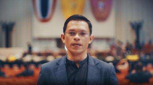 รศ.ดร.บุรินทร์ เปล่งดีสกุล คณบดีคณะศิลปกรรมศาสตร์ มหาวิทยาลัยขอนแก่น และ ประธานคณะกรรมการดำเนินการด้านตกแต่งสถานที่