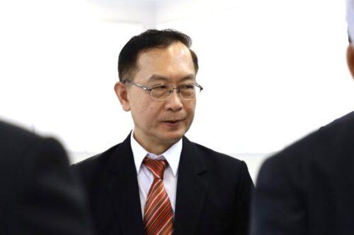 รศ.นพ.ชาญชัย พานทองวิริยะกุล อธิการบดี